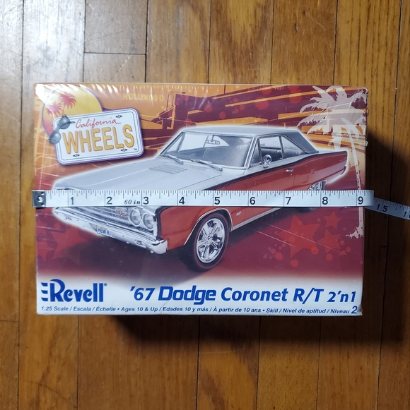 Revell '67 Dodge Coronet R/T Model Kit - Picture 6 of 7
